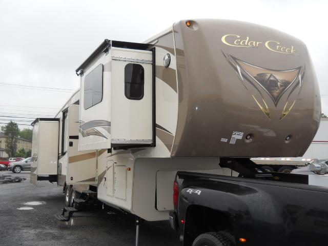 2014 Fifth Wheel Forest River Cedar Creek