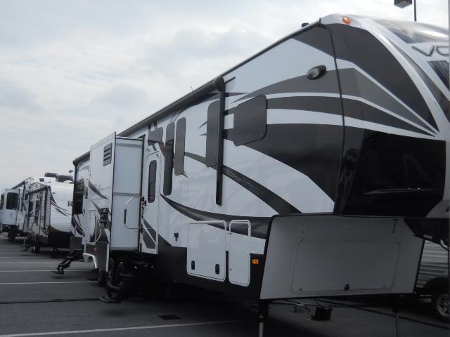 2015 Fifth Wheel Toy Hauler Dutchmen VOLTAGE