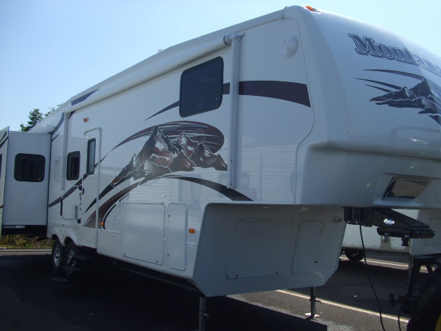 New 2009 Keystone Montana 3500RL Fifth Wheel For Sale