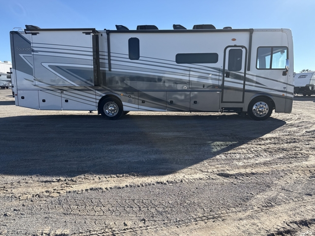 2024 Fleetwood Bounder 35K — photo 6 of 8