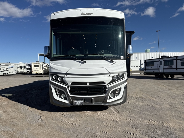 2024 Fleetwood Bounder 35K — photo 5 of 8