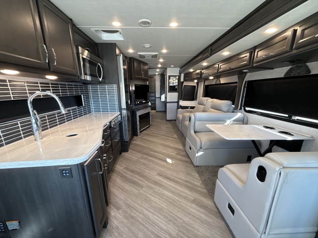 2024 Fleetwood Bounder 35K — photo 3 of 8