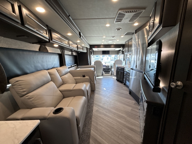 2024 Fleetwood Bounder 35K — photo 4 of 8
