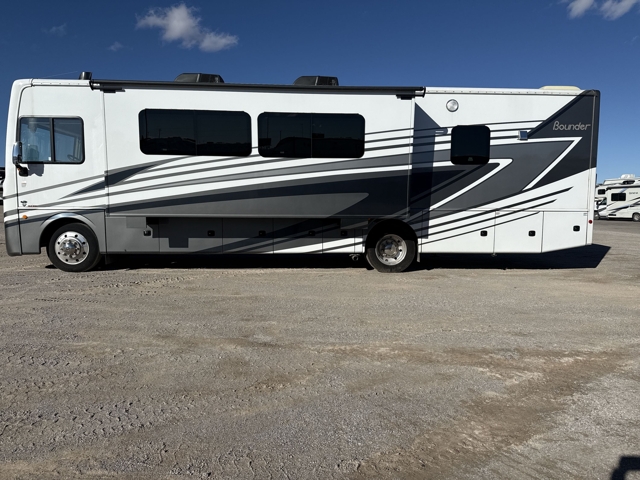 2024 Fleetwood Bounder 35K — photo 7 of 8