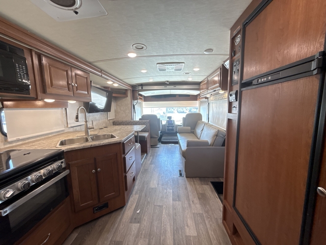 2019 Winnebago Sunstar 27PE — photo 4 of 8