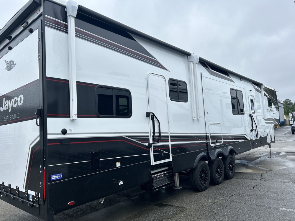2026 Jayco Seismic 399 — photo 6 of 8