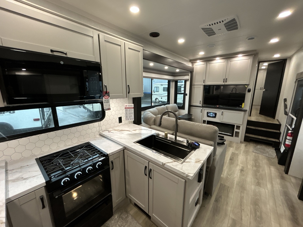 2026 Jayco Seismic 399 — photo 3 of 8