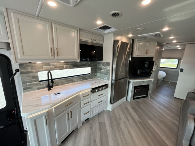 2026 Holiday Rambler Vacationer 33C — photo 5 of 8