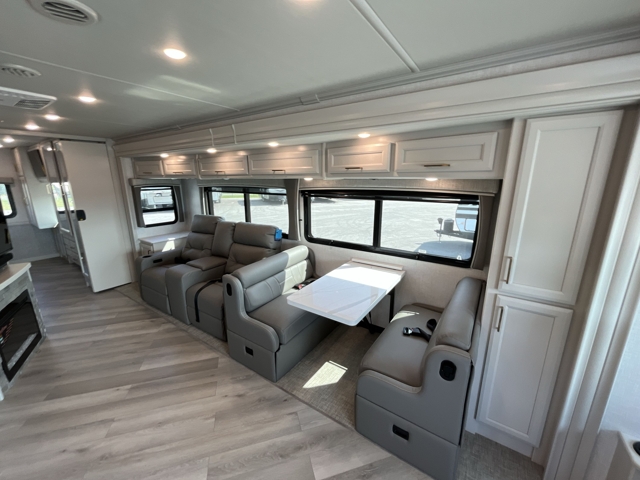 2026 Holiday Rambler Vacationer 33C — photo 4 of 8