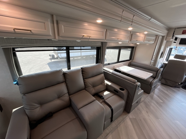 2026 Holiday Rambler Vacationer 33C — photo 3 of 8