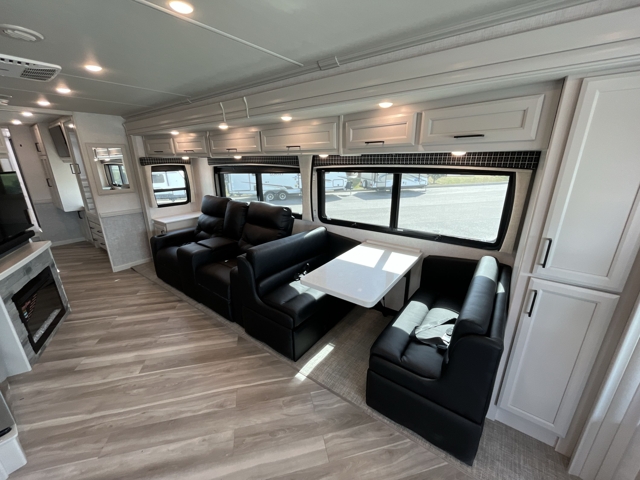 2026 Holiday Rambler Vacationer 35K — photo 4 of 8