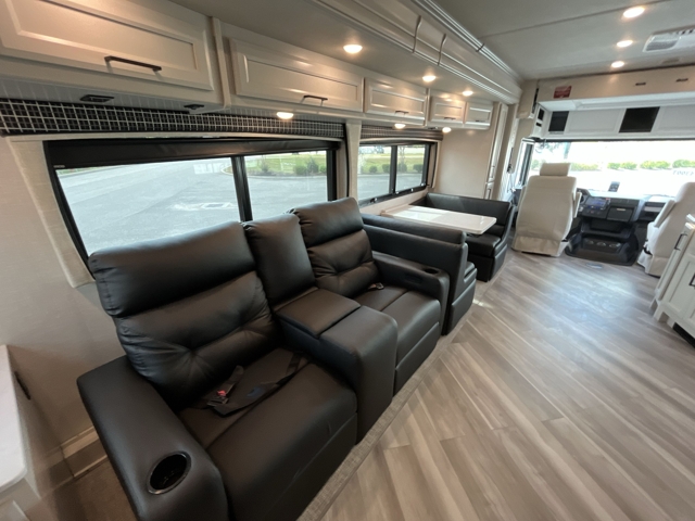 2026 Holiday Rambler Vacationer 35K — photo 3 of 8