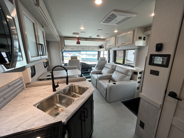 2026 Holiday Rambler Admiral 32N — photo 5 of 8