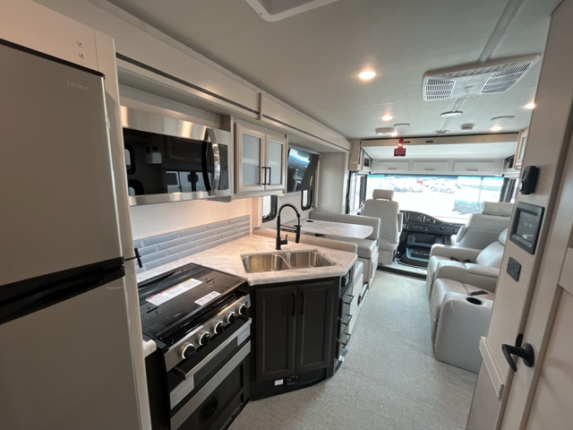 2026 Holiday Rambler Admiral 32N — photo 4 of 8