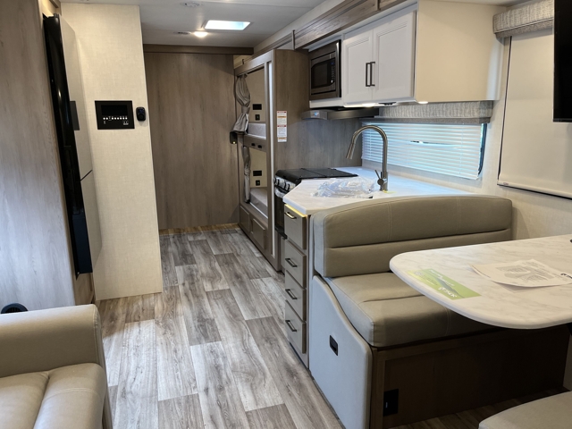 2027 Thor Freedom Traveler A32 — photo 3 of 8