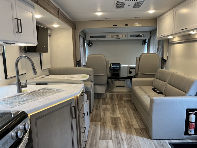 2027 Thor Freedom Traveler A32 — photo 4 of 8