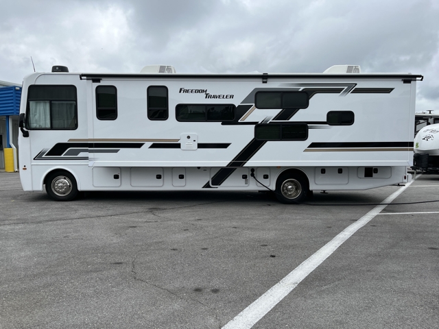 2027 Thor Freedom Traveler A32 — photo 7 of 8