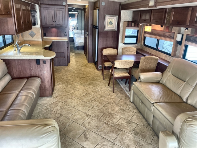 2008 Itasca Ellipse 40KD — photo 2 of 8