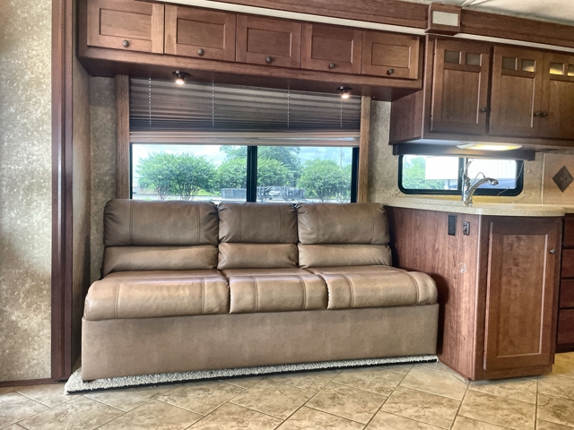 2008 Itasca Ellipse 40KD — photo 3 of 8