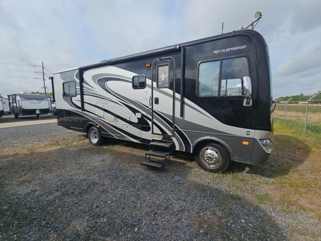 2013 Fleetwood Storm 28F — photo 3 of 8
