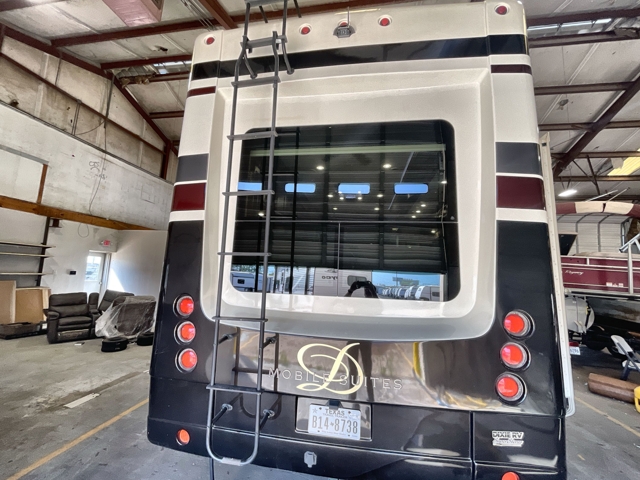 2017 DRV Luxury Suites Mobile Suites 38RSSA — photo 7 of 8