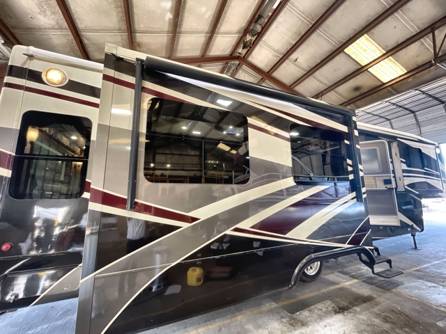 2017 DRV Luxury Suites Mobile Suites 38RSSA — photo 5 of 8