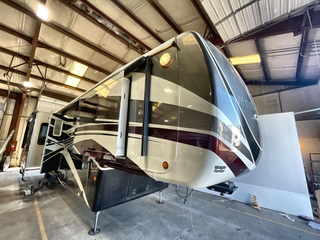 2017 DRV Luxury Suites Mobile Suites 38RSSA — photo 1 of 8