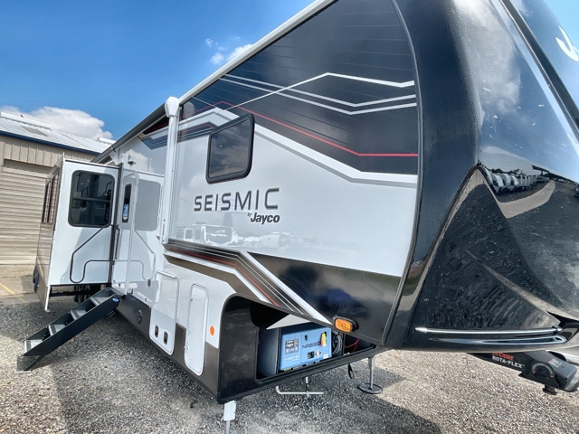 2026 Jayco Seismic 395 — photo 6 of 8
