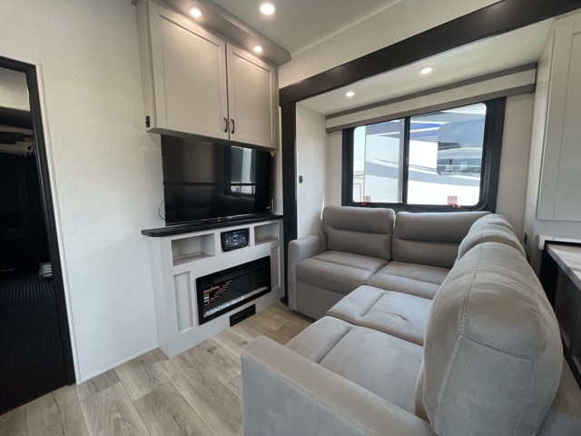 2026 Jayco Seismic 395 — photo 3 of 8
