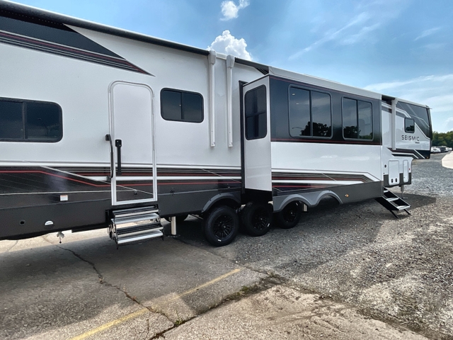 2026 Jayco Seismic 395 — photo 7 of 8