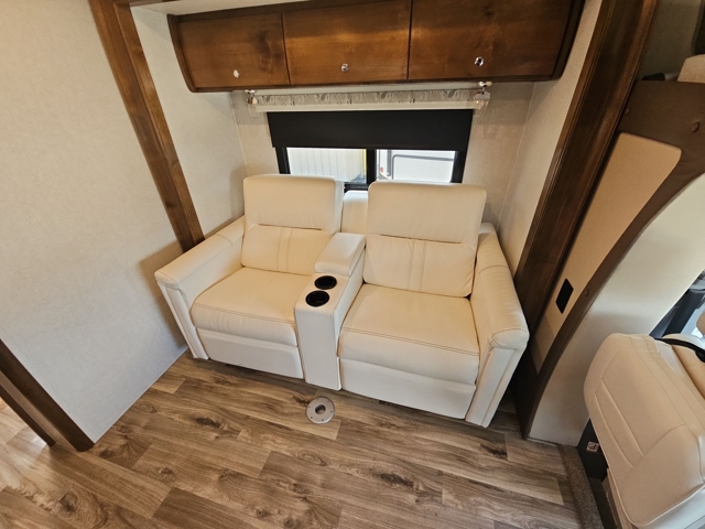 2019 Tiffin Wayfarer 25QW — photo 2 of 8