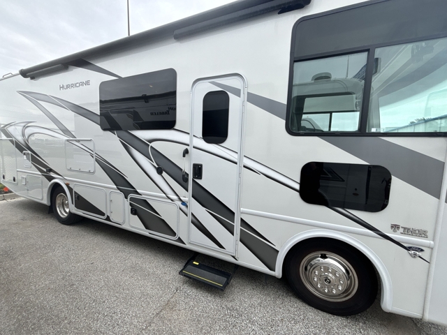 2024 Thor Hurricane 29M — photo 6 of 8