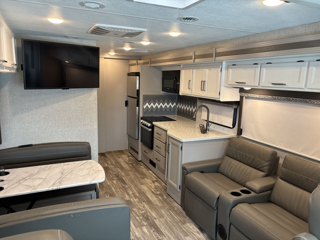 2024 Thor Hurricane 29M — photo 3 of 8
