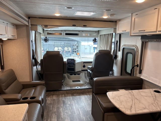 2024 Thor Hurricane 29M — photo 4 of 8