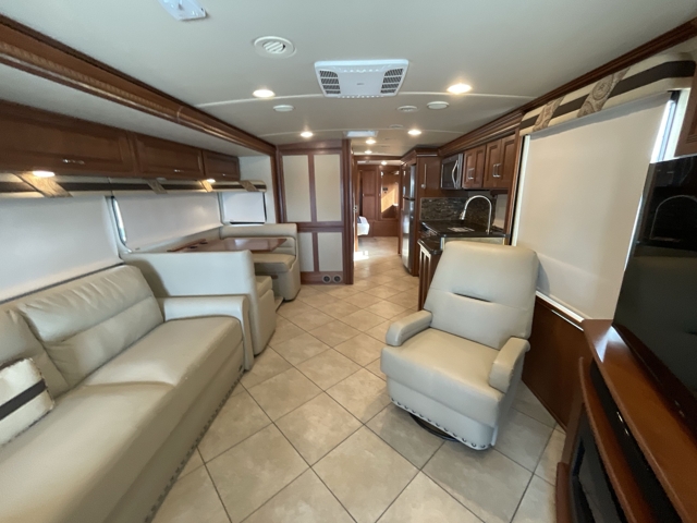 2016 Winnebago Solei 36G — photo 4 of 8