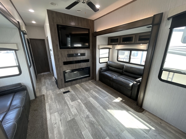 2020 Forest River Sierra 38FKOK — photo 3 of 8