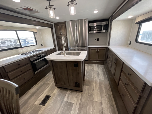 2020 Forest River Sierra 38FKOK — photo 4 of 8