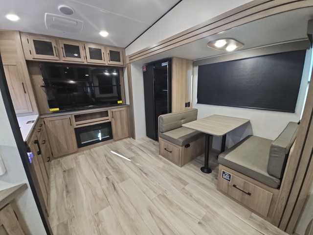 2026 Keystone Coleman Legacy 2400REX — photo 3 of 8