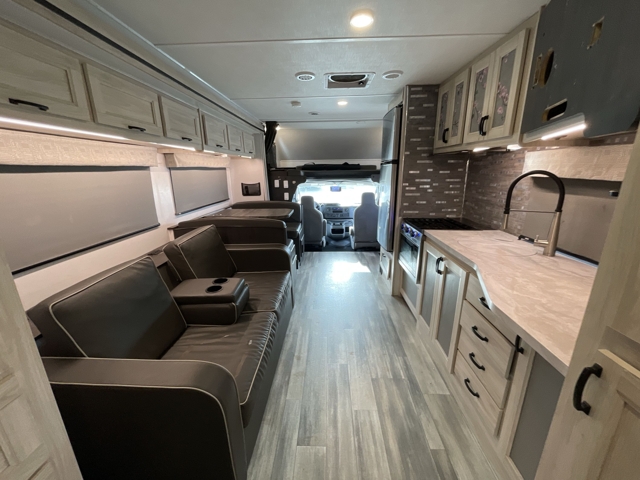 2023 Forest River Sunseeker LE 2550DSF — photo 4 of 8