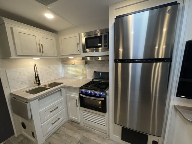 2022 Dutchmen Astoria 3203BH — photo 8 of 8