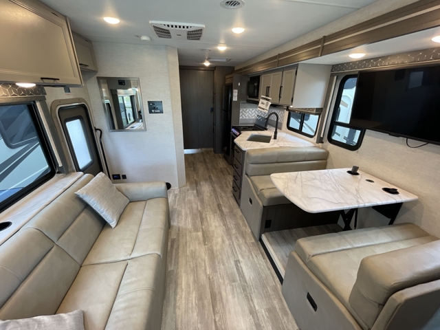 2024 Thor Freedom Traveler B30 — photo 4 of 8