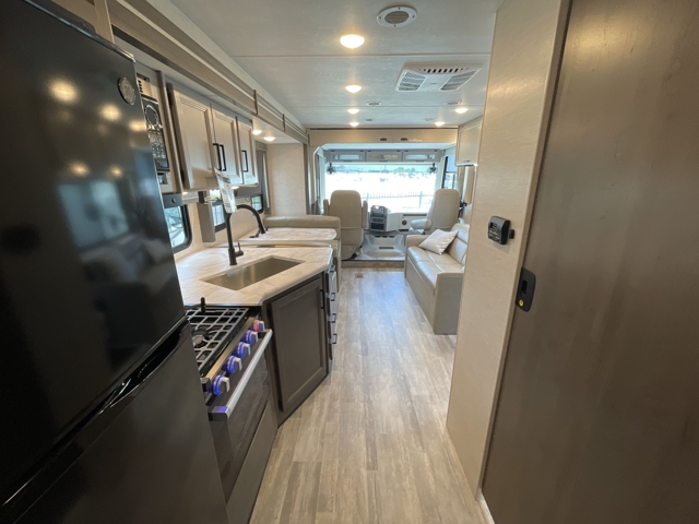 2024 Thor Freedom Traveler B30 — photo 5 of 8
