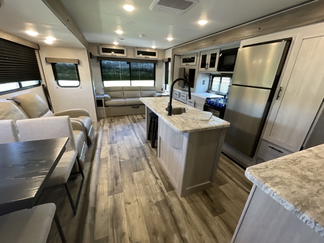 2025 Crossroads Zinger 340RE — photo 3 of 8