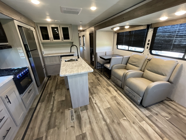 2025 Crossroads Zinger 340RE — photo 4 of 8