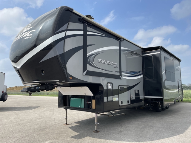 2017 Jayco Seismic 4212 — photo 5 of 8