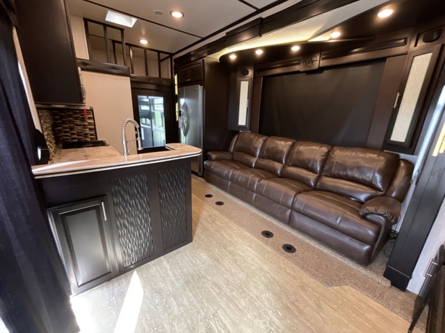 2017 Jayco Seismic 4212 — photo 3 of 8
