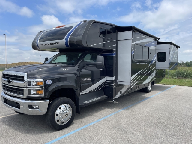 2023 Coachmen Entourage 330DS — photo 6 of 8