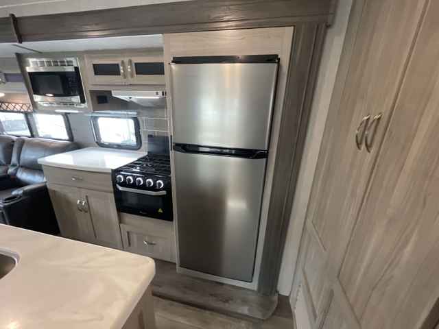 2021 Coachmen Freedom Express 324RLDS — photo 5 of 8