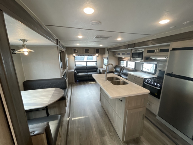2021 Coachmen Freedom Express 324RLDS — photo 3 of 8