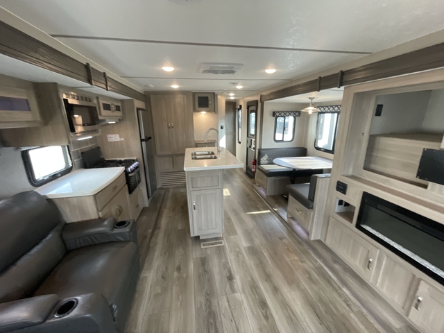 2021 Coachmen Freedom Express 324RLDS — photo 4 of 8